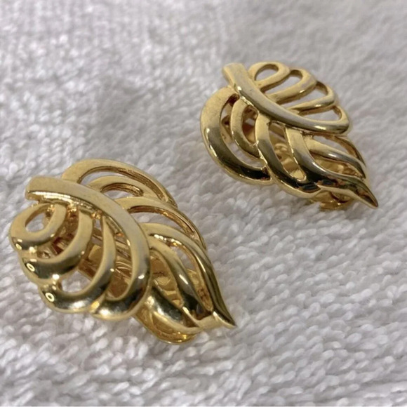 Vintage Gold Tone Leaf Shaped  Clip On Earrings - Picture 6 of 9